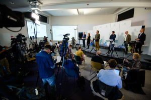 Den dagliga presskonferensen Folkhälsomyndigheten håller kom att onsdag att handla främst om Anders Tegnells intervju i Sveriges Radio samma morgon. Journalister samlade på Folkhälsomyndighetens pressträff.