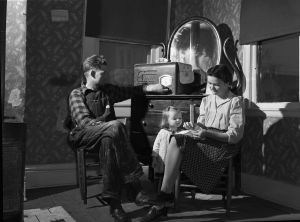 Radionkuuntelijoita Ohiossa vuonna 1943. Mies, nainen ja pieni tyttö kuuntelemassa radiota vuonna 1943.