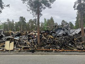 Larmet gick vid 18-tiden på lördagen. Det finns inte mycket kvar av huset. bild på hög med bränt trä och saker som brunnit upp i en brand i en radhuslänga.