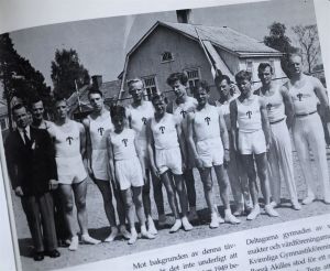 Tränaren Sulo Salmi till vänster, Eugen Ekman andra från höger. Eugen Ekman och Vasa IS gymnaster i Mariehamn 1956