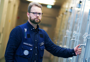 Enligt psykolog Mikko Ylipekka skulle många fångar ha kunnat välja en annan väg om de fått hjälp i förebyggande syfte. Riihimäen vankilan vankilapsykologi Mikko Ylipekka.