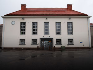 Avdelning D5 vid fängelset i Riihimäki är den enda avdelningen i Finland som är enbart avsedd för sexualförbrytare. På avdelningen erbjuds rehabilitering åt fångarna. Riihimäen vankilan rakennus ulkoa kuvattuna.