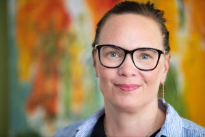 Anna Kolster gläds över att många unga som funderar på sin läggning vågat ta kontakt med dem. Seksuaaliterapeutti Anna Kolster vastaanotollaan.