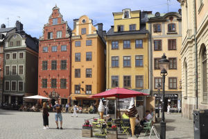 De färggranna fasaderna vid Stortorget i Gamla stan i Stockholm är välkända för alla turister. Stortorgets färggranna fasader i Gamla stan.
