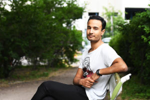 Rahul Raj poserar i Rödbergen.