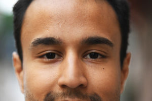 Rahul Raj poserar i Rödbergen.