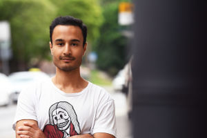 Rahul Raj poserar i Rödbergen.
