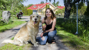 Sofia Svevar med hunden Casper
