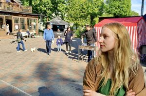 Darja Trizna och 2-meters gatumatsevenemanget i kvarteret Kalnciems. Darja Trizna står framför gatumatsevenemanget i Kalnciema kvartāls.