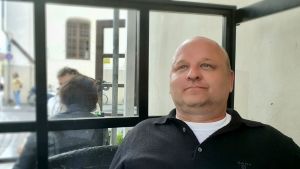 Richard Schrijer har en bakgrund i den holländska marinen och tycker att alltför många människor drunknar i världen. "Över 300 000 personer varje år", säger han flera gånger när vi träffas. Richard Schrijer har en bakgrund i den holländska marinen och tycker att alltför många mänskor drunknar i världen. "Över 300.000 personer varje år", säger han flera gånger när vi träffas.