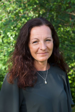 Forskare Marina Lindell har lett arbetet med barometern. Porträtt på kvinna med mörka kläder och långt hår.
