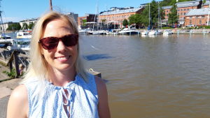 Pargas turismkoordinator Niina Aitamurto är glad över att resenärer trivs i skärgården trots färjköer. Paraisten matkailupäällikkö Niina Aitamurto.