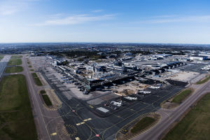 Kuvassa on Helsinki-Vantaan lentoasema toukokuussa 2020.
