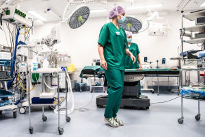Både Österbotten och Egentliga Finland vill ha ansvar för den svenskspråkiga vården. Bildsättningsbild. Carita Vuorenpää ja Lotta Lantto leikkausalihoitajat Jorvin sairaalan Anestesia- ja leikkausosasto K:n leikkaussalissa.