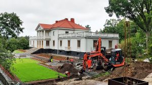 Framsidan av Söderlångvik herrgård, byggarbete pågår framför huset.