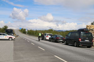 I Norge blir man stoppad vid gränsövervakning vid Kilpisjärvi. Inga norska festivaler får äga rum före september. Norsk polis kollar bilisternas id i juli vid finlands och Norges gräns.