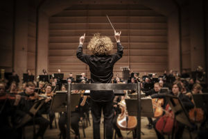 Kapellimestari Santtu-Matias Rouvali (selin) johtaa Tampere Filharmoniaa Tampere-talon salissa.