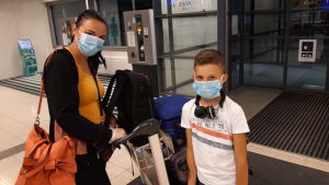 Nora och Jon Bairami återvände från Kosovo med Skopje-flyget. Nora ja Jon Bairami Turun lentokentällä.