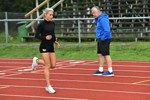 Chydenius gläds över att hon för första gången under sin löparkarriär har en tränare som oftast är med på hennes träningspass. Nina Chydenius tränar under Håkan Prests vakande öga.