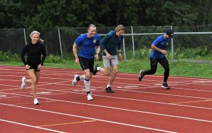Nina får sparring av sina klubbkamrater i Gamlakarleby IF, Markus Sällinen, Robert Hagström och Mustafa Al-Jubouri Nina Chydenius tränar löpning med sina klubbkamrater.