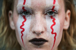 Bilden är symbolisk och har inget direkt samband med personerna i artikeln. En demonstrant i Moskva har målat sitt ansikte i rött och vitt för att visa sitt stöd för de som protesterar i Belarus.