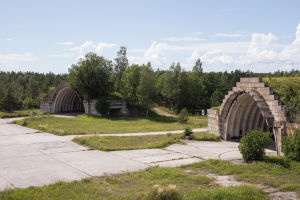 Pienen matkan päässä tiestä Haapsalussa avautuu hylätty sotilaslentokenttä, jota pääsee tutkimaan vapaasti. Sen tyhjissä lentokenttähangaareissa heiluvat enää katosta roikkuvat renkaat. Kuva hylätystä lentokentästä.