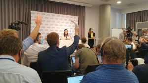 Journalisternas iver att få ställa Tichanovskaja en fråga var uppenbart stor. På presskonferensen med den belarusiska oppositionsledaren Svetlana Tichanovskaja räcker flera journalister upp handen för att få ställa en fråga.