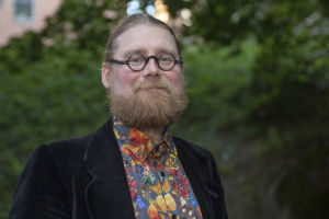 Biträdande professor i offentlig rätt Pauli Rautiainen säger att vad som helst kan dyka upp i juridiska diskussioner kring coronaviruset. Pauli Rautiainen / perustuslakiasiantuntija / tartuntatautipäiväraha / Helsinki 21.08.2020