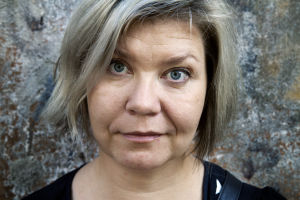 Professori Susanna Paasonen muistuttaa, että pisin seksisuhteemme on itsemme kanssa. Professori Susanna Paasonen katsoo intensiivisesti suoraan kameraan lähikuvassa.
