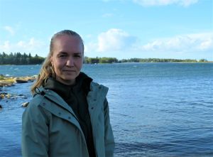Jonna Skrifvars följer inte sociala medier. Trots att hon betraktar innehållet med proffsöga känner hon en viss press då hon ser på bilderna. Fd. sprintern Jonna Skrifvars står vid havsstrand.