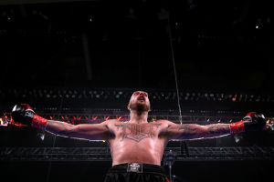 Robert Helenius firar segern över Adam Kownacki.