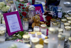Blommor och ljus fördes i början av augusti till bensinstationen i Botkyrka. Blommor, ljus och en nallebjörn har förts till platsen där 12-åringen blev skjuten.