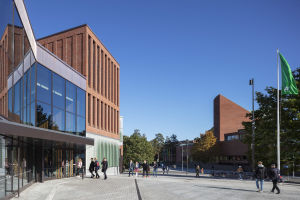 Aalto-universitetets byggnad i Otnäs i Esbo. Aalto-universitetets universitetsbyggnad i Otnäs.