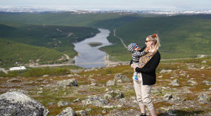 Tiina Kovala Jesper-poikansa kanssa Tenojoella.