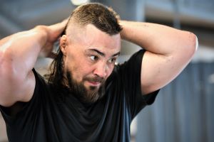 I Vasa tränar Sparv mest för sig själv. I Thailand coachas han numera av bröderna Hickman i Tiger Muay Thai i Phuket. Svettig Glenn Sparv efter avslutat träningspass, augusti 2020.
