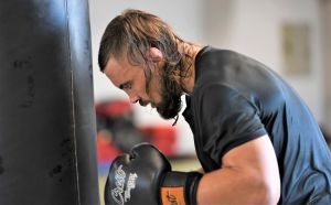 Glenn Sparv är 32 år men känner sig som 75. Glenn Sparv boxar mot säck i Vasa, augusti 2020.