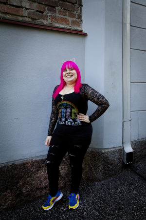 Felicia Prehn asuu Porissa, mutta työskentelee osan viikosta Helsingissä. Felicia Prehn seisoo kadulla Helsingissä.