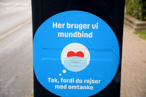 "Här använder vi munskydd - tack för att du reser med omtanke". Munskydd är tills vidare obligatoriska bland annat i kollektivtrafiken i Köpenhamn. "Här använder vi munskydd - tack för att du reser med omtanke". Munskydd är obligatoriska bland annat i kollektivtrafiken i Köpenhamn.