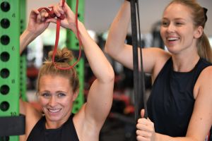 Seglarna Noora Ruskola och Mikaela Wulff på gym.