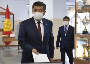 Sooronbai Jeenbekov meddelade tidigare i dag att han avgår för att förhindra ytterligare våld i landet. Sooronbai Jeenbekov pudottaa äänestyslipuketta vaaliuurnaan maski kasvoillaan