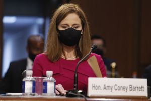 Amy Coney Barrett bar munskydd under senatsutfrågningen. Amy Coney Barrett under den första dagen av senatsutfrågningen för hennes domarutnämning.