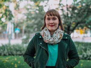 Seksuaaliterapeutti Henriikka Sundell kannustaa tarkastelemaan sanavalintojamme uteliaisuudella. Kuvassa seksuaaliterapeutti Henriikka Sundell.