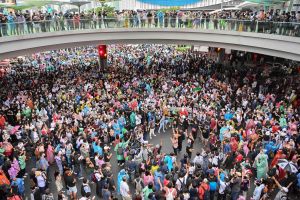 Demokratiaktivisterna samlades på huvudgatan i Bangkok trots förbudet mot folksamlingar. Folksamling i Thailand.