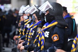 Demokratiaktivisterna möttes av polis i kravallutrustning. Thailändska poliser på rad med skyddsvisir.