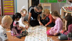 Kreativiteten har inga gränser då förskolebarnen pysslar i skogen. Roller derbyspelaren Malou Winther Lindholm med små barn i sitt jobb som förskollärare.
