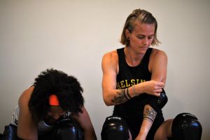 Privat lever Malou ihop med sin lagkamrat Jemina Lugora. Roller derbyspelarna Jemina Lugora och Malou Winther Lindholm gör sig klara för träning.