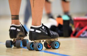 Roller derby-skridskorna har låga skaft för större flexibilitet. Malou Winther Lindholms rullskridskor.