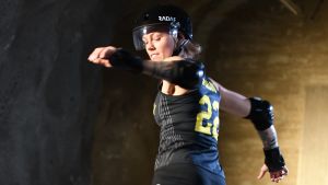 Som yngre tävlade Malou i konståkning på rullskridskor. Roller derbyspelaren Malou Winther Lindholm i grenmundering.