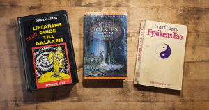 Marcus boktips. Böckerna Liftarens guide till galaxen av Douglas Adams, Sagan om Ringen av J.R.R Tolkien och Fysikens Tao av Fritjof Capra