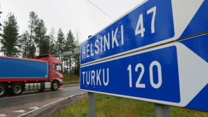 Det kör cirka 240 000 långtradare per år längs riksväg 25. Helsinki 47, Turku 120 -tienviitta valtatien numero 25 varressa Vihdin Myllylammella.